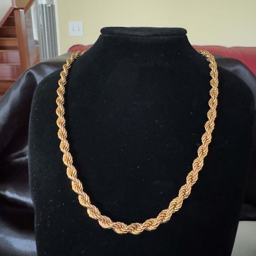 Elegant sophisticated Gold Toned Rope Chain Necklace